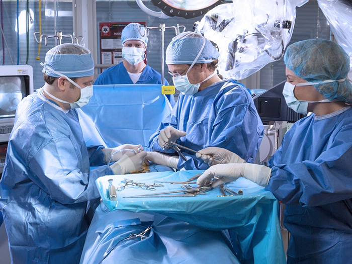 ทีมศัลยแพทย์กำลังผ่าตัดและพูดคุยเกี่ยวกับอันตรายที่เกิดจากการผ่าตัด